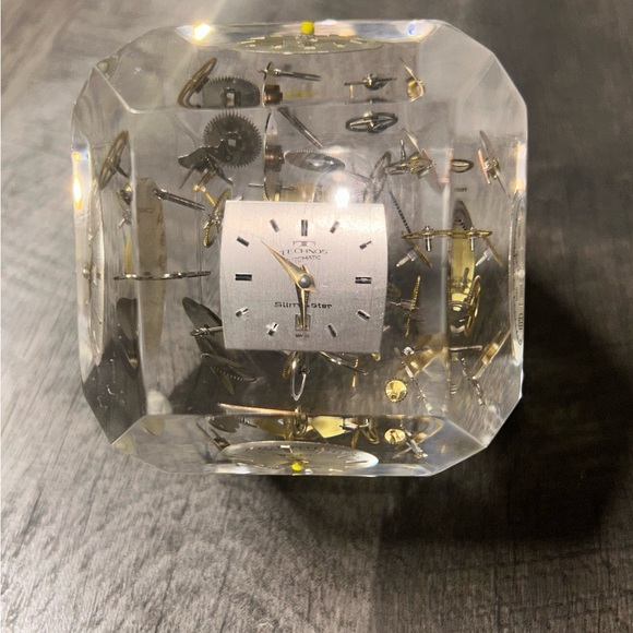 Vintage Frozen Time Faceted Lucite Exploded Watch/Clock Parts Paperweight 3”. - Picture 9 of 9